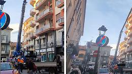 Gru e lavori sulle antenne in centro a Chivasso: "Pericoli per i pedoni, qualcuno ha controllato?"