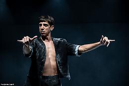 Corpo, identit&agrave; e fragilit&agrave;: uno spettacolo che ribalta gli stereotipi e mette a nudo l&rsquo;uomo contemporaneo