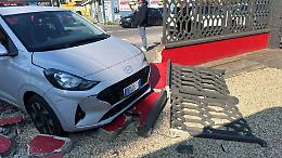 Auto sfonda il cancello dell&rsquo;ex fabbrica Alpin: paura a Nichelino