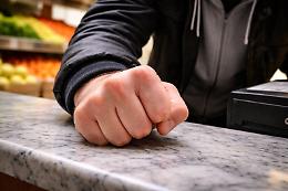 Rapina shock dal verduriere: "Apri la cassa e dammi i soldi". A Ivrea parte il processo