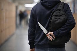 Coltelli tra i banchi, la scuola sotto attacco: studenti accoltellano docenti e compagni