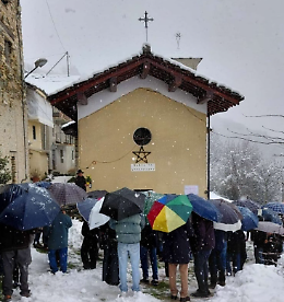 La neve imbianca la festa dell&rsquo;Annunziata ai Fornelli
