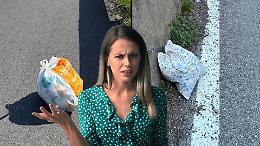 Rifiuti abbandonati in Canavese: il sindaco li raccoglie personalmente