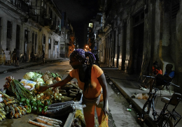 Chi decide quando torna la luce a Cuba, nell&rsquo;isola dai colori accesi e dall&rsquo;energia negata