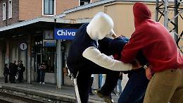 Stazione di Chivasso, &egrave; di nuovo caos: maxi rissa per un monopattino, sicurezza fuori controllo
