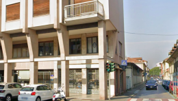 Cornicione crolla in centro a Chivasso: frammenti sulle auto, marciapiede transennato