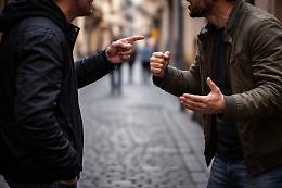 Urla, degrado e tensione nel cuore di Rivoli: lite finisce davanti ai negozi tra rabbia e indignazione