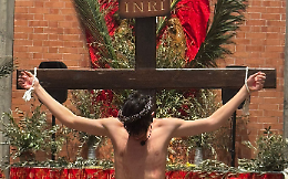 Una Via Crucis diversa dal solito: i giovani conquistano la comunit&agrave;