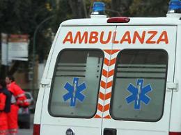 Auto si ribalta in pieno incrocio: paura a Torino 