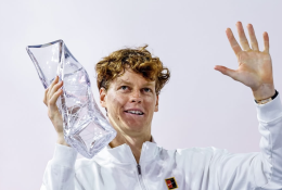 Sinner vince e viene &ldquo;assalito&rdquo; nello spogliatoio: agguato con champagne dopo il trionfo a Miami (VIDEO)