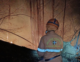 Fiamme fuori controllo sopra Cumiana: notte infernale tra vento e boschi in fiamme (FOTO)