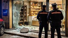 Chivasso, spaccata nella notte: tombino contro la vetrina della nota panetteria