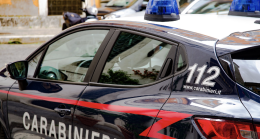 Scene surreali a Chivasso: donna corre nuda in strada e viene fermata dai carabinieri