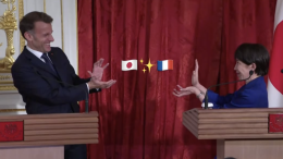 Macron e Takaichi fanno la &ldquo;Kamehameha&rdquo;: diplomazia show a Tokyo, il gesto diventa virale (VIDEO)
