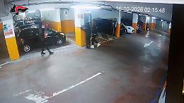 Vandalismi nel parcheggio di Rivoli: estintori usati per imbrattare auto (VIDEO&FOTO)