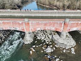 Disastro sulla Dora Baltea: fiume in secca per i lavori. L'allarme lanciato dal WWF: "Situazione gravissima"