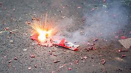 Festa trasformata in tragedia: tifoso perde tre dita per un petardo fuori dal Pala Ruffini prima della finale di volley