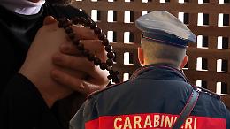 Controlli su traffico di animali e droga in canonica, indagine dei carabinieri in Canavese: nel fascicolo degli indagati anche il parroco del paese. Diocesi di Ivrea in imbarazzo