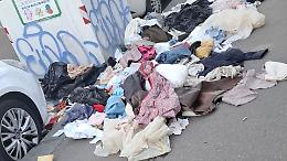 Indumenti abbandonati e marciapiedi impraticabili: cresce il degrado in Barriera di Milano