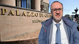 Omicidio di San Carlo: la vedova dell'imprenditore ucciso lancia palle da biliardo contro gli imputati e gli agenti