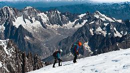 Himalaya, l&rsquo;inchiesta choc: malori indotti e voli gonfiati per truffare le assicurazioni