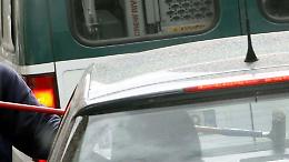 Lavavetri chiede i soldi al semaforo, l'automobilista non glieli d&agrave;: si sfoga prendendo a calci e pugni l'automobile