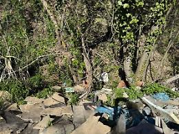 Rifiuti buttati gi&ugrave; nella scarpata il Venerd&igrave; Santo: caccia ai responsabili