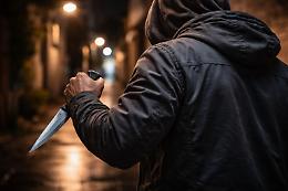 Notte di violenza a Biella: estrae un coltello e tenta di colpire al volto un uomo