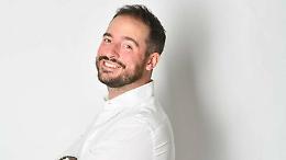 La scuola che ride di s&eacute;: il viaggio ironico di Filippo Caccamo