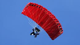 Parapendista precipita nel Canavese: soccorso d&rsquo;urgenza e trasporto in ospedale