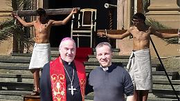 A Torrazza Piemonte la Via Crucis dei giovani emoziona: sorpresa con il vescovo Salera