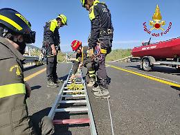Auto sfonda la recinzione e precipita nel Sangone: paura a Beinasco