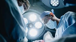 Tumore al colon tolto da sveglio: a Torino l&rsquo;intervento che cambia la chirurgia