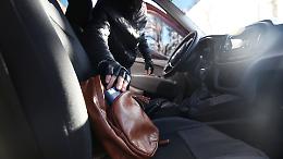 Furto davanti al cimitero di Volpiano in pieno giorno: borsa rubata dall&rsquo;auto in pochi minuti