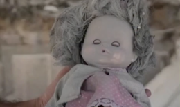 Bambini che giocano alla guerra e fanno funerali alle bambole: l&rsquo;infanzia spezzata di Gaza