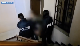 &laquo;Ci servono i suoi gioielli&raquo;: il trucco del &ldquo;finto poliziotto&rdquo;. Ma stavolta scatta la trappola (VIDEO)