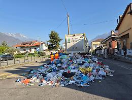 Rifiuti sull&rsquo;asfalto a Borgofranco, caos in centro per un guasto a un mezzo di raccolta