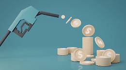 Benzina e diesel salgono ancora, anche se il petrolio crolla: scoppia la polemica su rincari