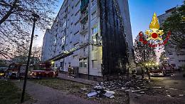 Torino, palazzo in fiamme nella notte: rogo sulla facciata in via Artom