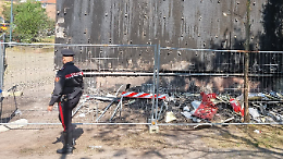 Incendio in via Artom a Torino: arrestata una 24enne. Dava fuoco ai rifiuti per riscaldarsi