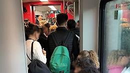 Inferno sulla linea Torino-Milano. Pi&ugrave; di 200 passeggeri in viaggio da 6 ore fermi alla stazione di Vercelli