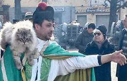 Parroco indagato, i fedeli restano al fianco di don Mario Viano: per lui una fiaccolata da San Benigno a Bosconero