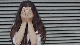 Violenza di gruppo e video diffusi: tre ex calciatori sotto accusa, una studentessa al centro dell&rsquo;inchiesta