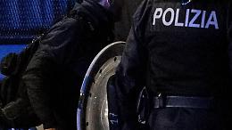 Tensioni a Torino tra ultras granata e del Verona: assalito un pullman dei tifosi ospiti