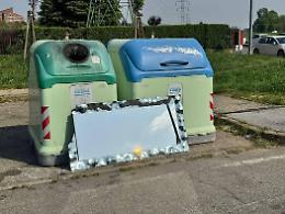 Specchio abbandonato blocca la raccolta rifiuti: salta il ritiro di plastica e vetro a Grugliasco

