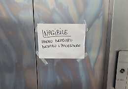 Ivrea. Ascensore fermo. Aiuto c'&egrave; una cacca!