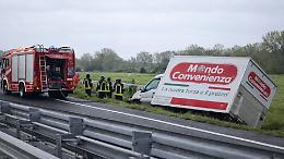 Camion fuori strada sulla A5 tra Settimo e Volpiano: finisce nella scarpata, conducente ferito