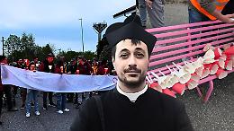 Fiaccolata per don Mario, &ldquo;Se non vedo non credo&rdquo;: la comunit&agrave; difende il parroco (FOTO&VIDEO)