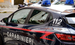 Aperitivo nel caos a Caluso: spacca il bar e aggredisce i carabinieri