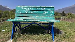 Maleducati hanno imbrattato la panchina gigante di Montebuono